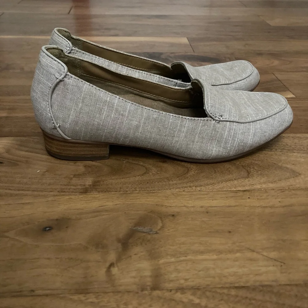 Clarks Womens Beige Slip-On Loafers